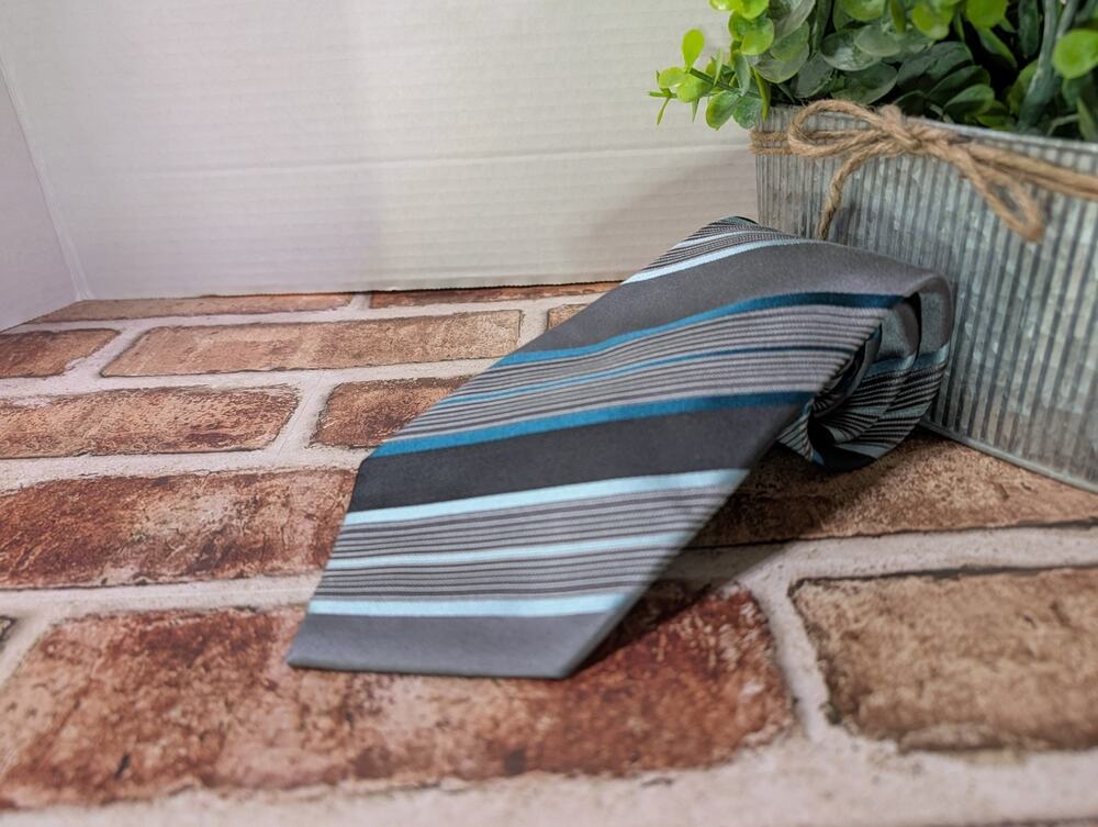 Geoffrey Beene Mens NeckTie Silver Gray Blue Diagonal Striped Silk Classic Tie